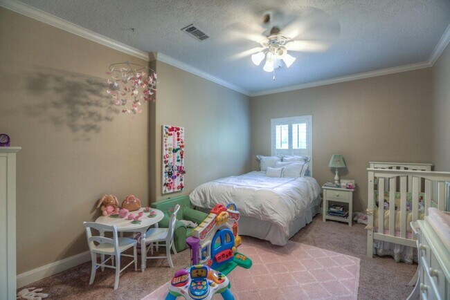 Building Photo - 1043 Memorial Village Dr