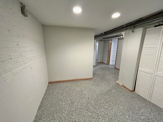 Building Photo - 3056 W Lyndale St