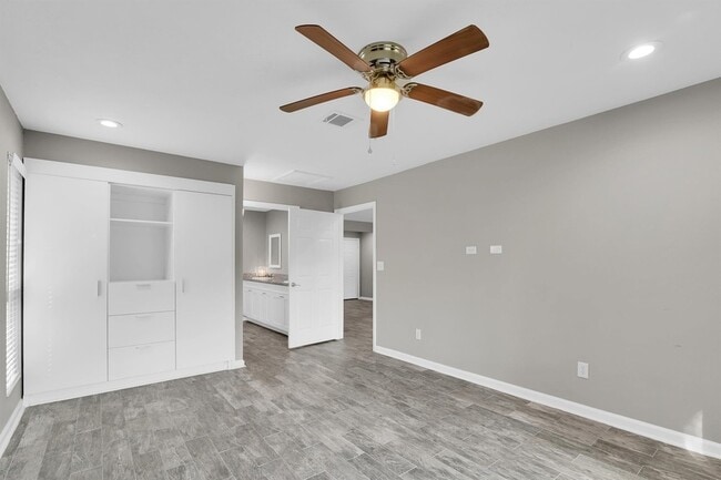 Building Photo - 3555 Balboa Cir