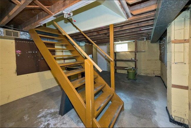 Building Photo - 5331 Old Logan Ferry Rd