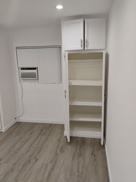 Building Photo - 924 N Curson Ave