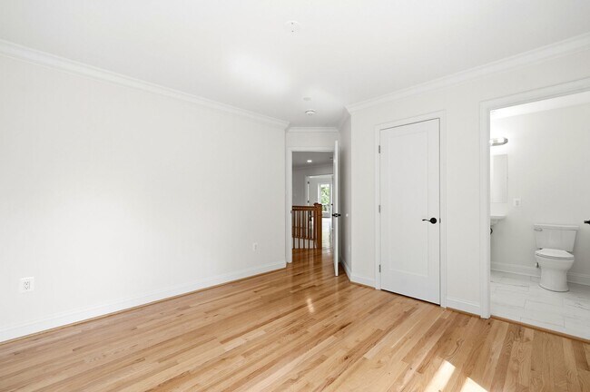 Building Photo - 5116 Shore Dr