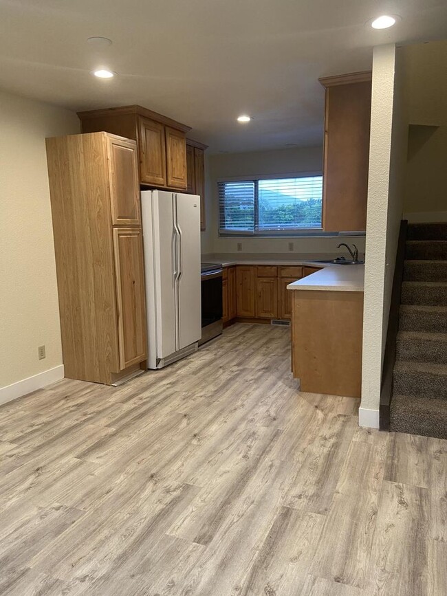 Building Photo - 553 E 200 N