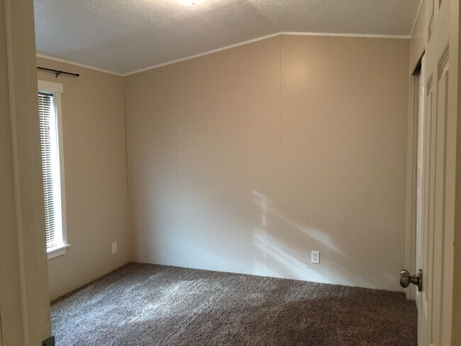 Building Photo - Nice manufactured home in North Pointe.