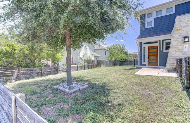 Building Photo - 2117 Maxwell Ln
