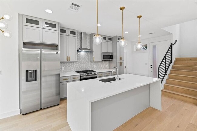 Building Photo - 3321 Hemlock Ave