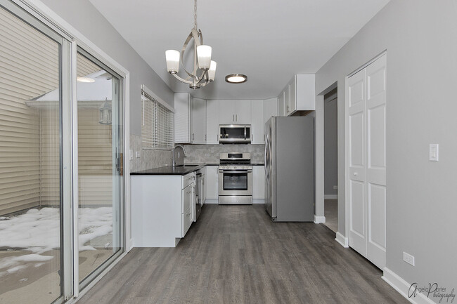Building Photo - 511 Le Parc Cir