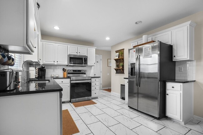 Building Photo - 914 Warren St