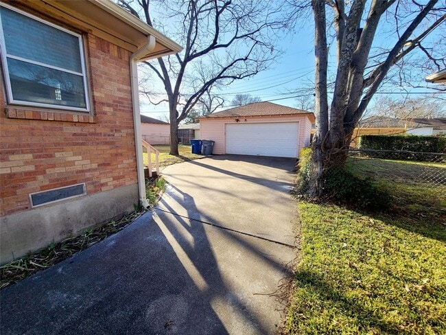 Building Photo - 1830 Viewcrest Dr