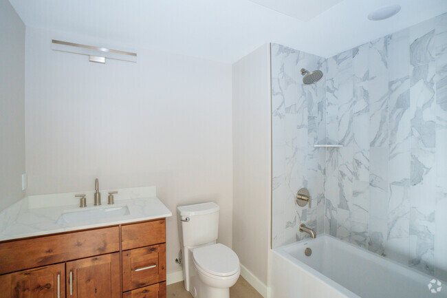 1.5BR, 1BA - 737SF - Bathroom - 400 West Broadway