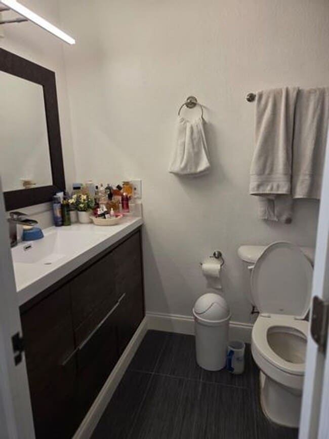 Building Photo - 810 Sandtree Dr