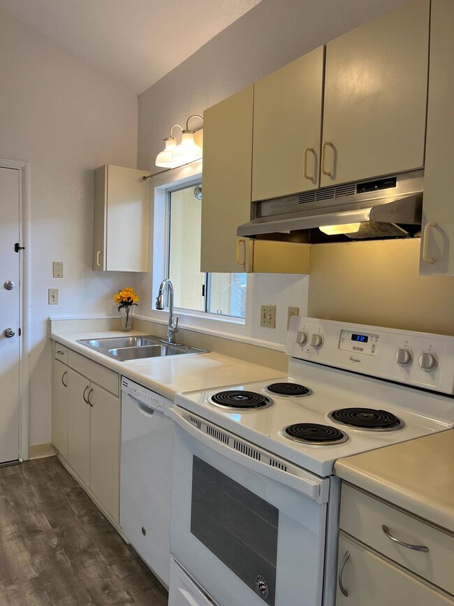 Building Photo - 4/2 SF Home in Royal Kunia!