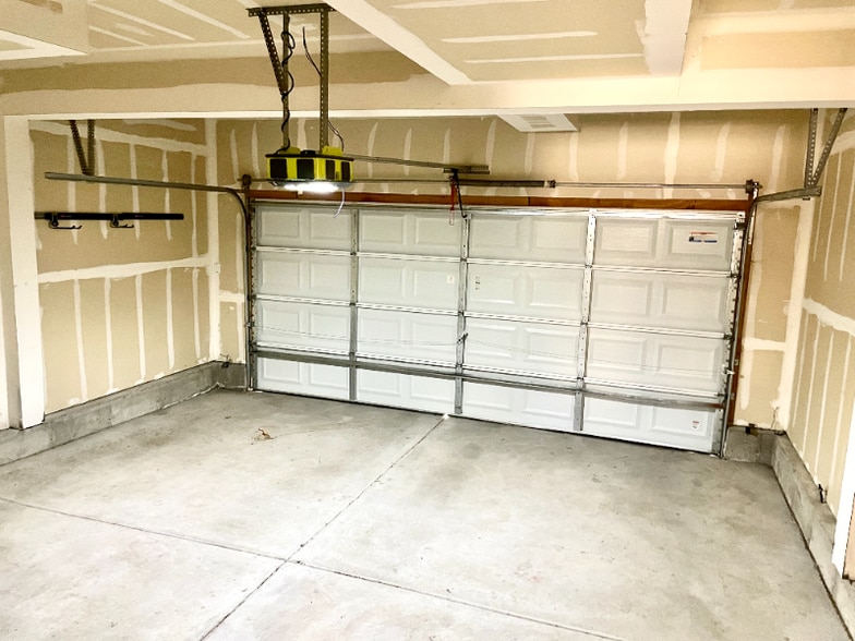 Building Photo - 8053 Pinfeather Dr