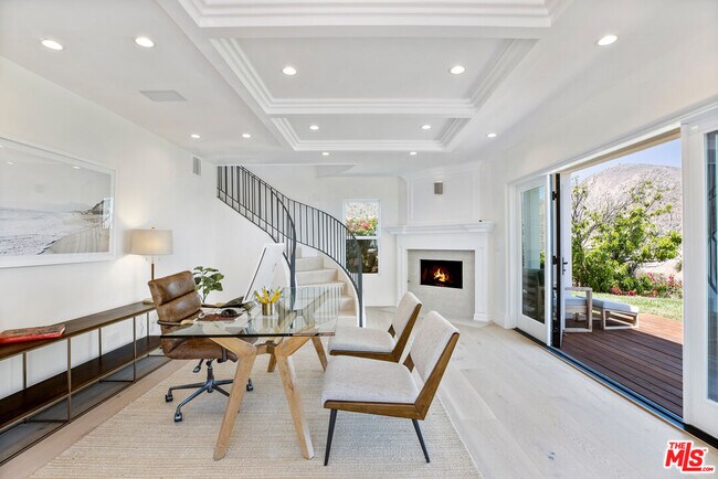 Building Photo - 5868 Zumirez Dr