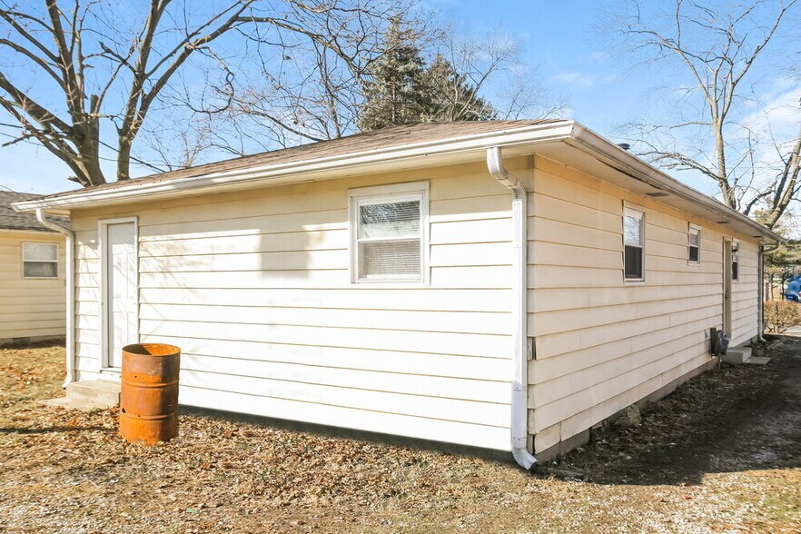Building Photo - 4623 N Richardt Ave