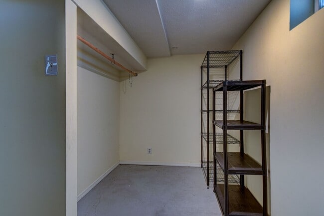 Building Photo - Charming and Spacious Home!