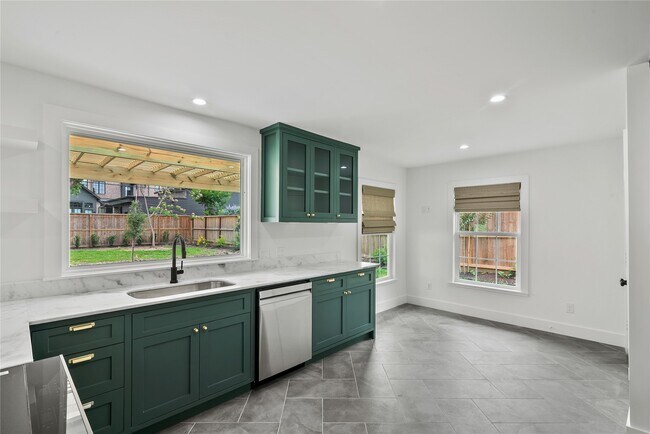 Building Photo - 312 W 31st St
