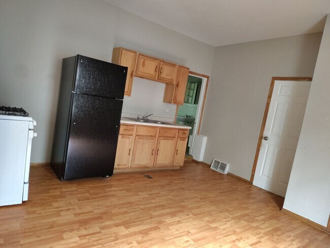 Building Photo - 2425 W Greenfield Ave