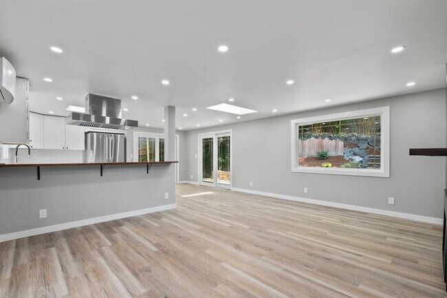 Building Photo - Elegant Air-Conditioned Newly Remodeled Matthews Beach Rambler