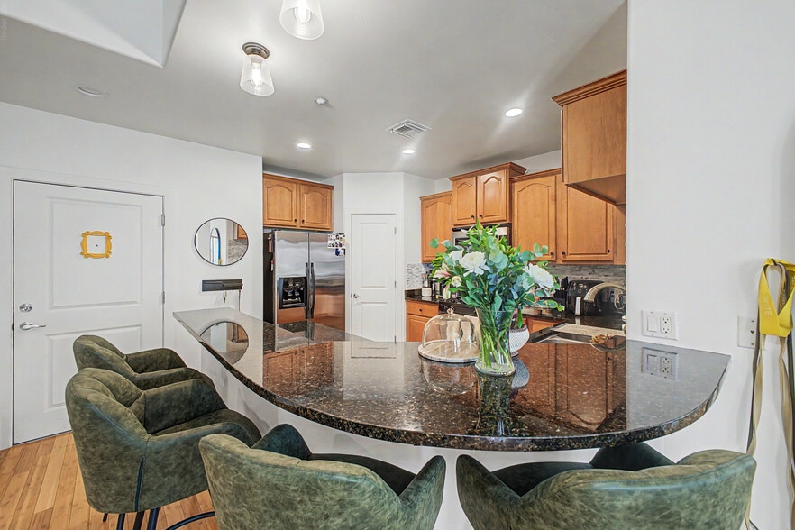 Building Photo - 945 E Playa del Norte Dr