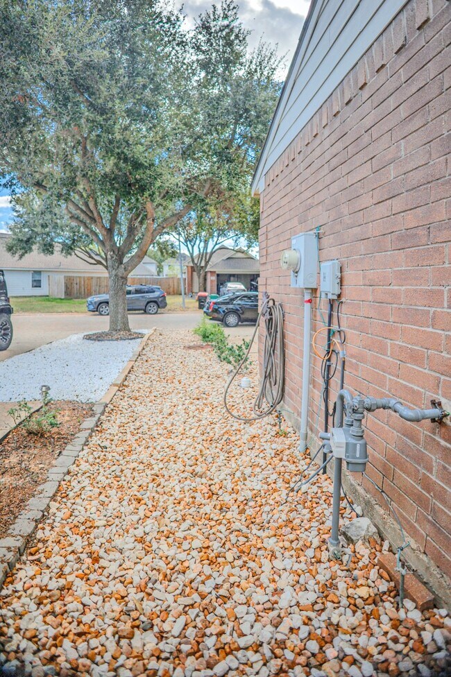 Building Photo - 19334 Strathmore Pl Ln