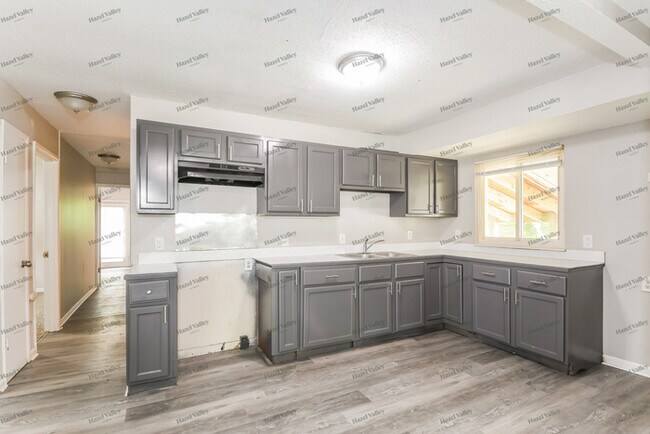 Building Photo - 10250 Valley Dr