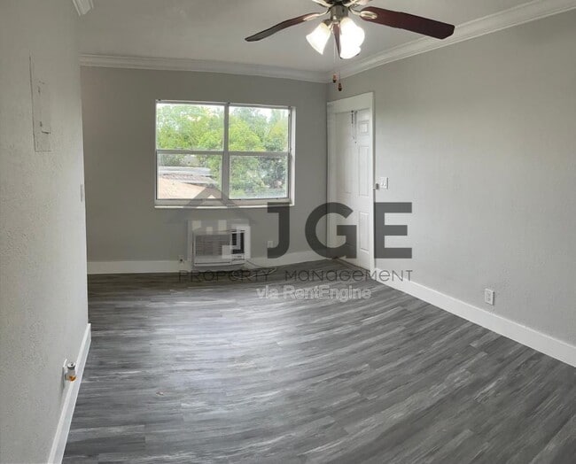 Building Photo - 3128 SW 12th Pl
