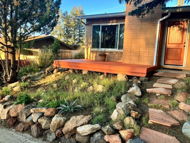 Building Photo - Stylish 3BR/2BA Single-Level Home — Lease Takeover