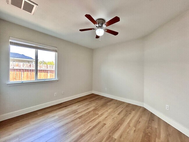 Building Photo - Inviting 4/BR 2/BA Home with Spacious Back...