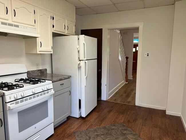 Building Photo - 3 Bedroom 1 Bath Home with Fenced Backyard