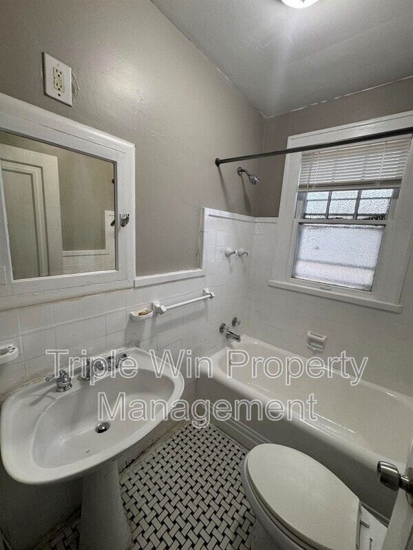 Building Photo - 424 Abston St