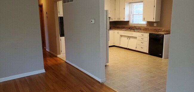 Building Photo - 1607 Highridge Dr