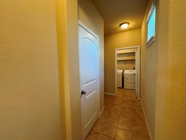 Building Photo - 2880 Donnell Dr