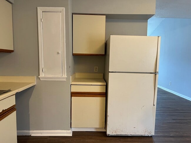 Building Photo - 300 Carriage Ln