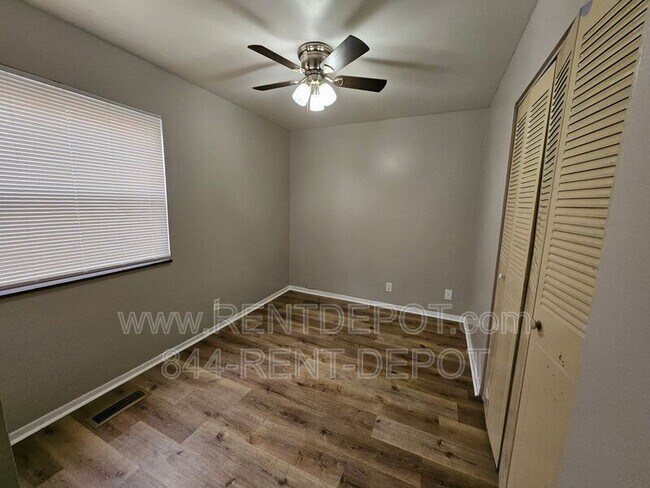 Building Photo - 1531 E Riverside Dr