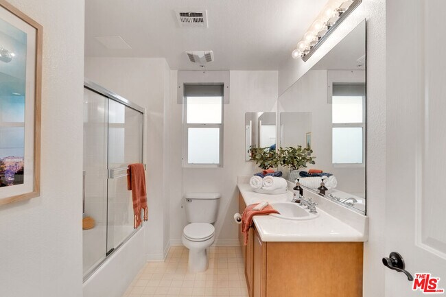 Building Photo - 6020 S Seabluff Dr
