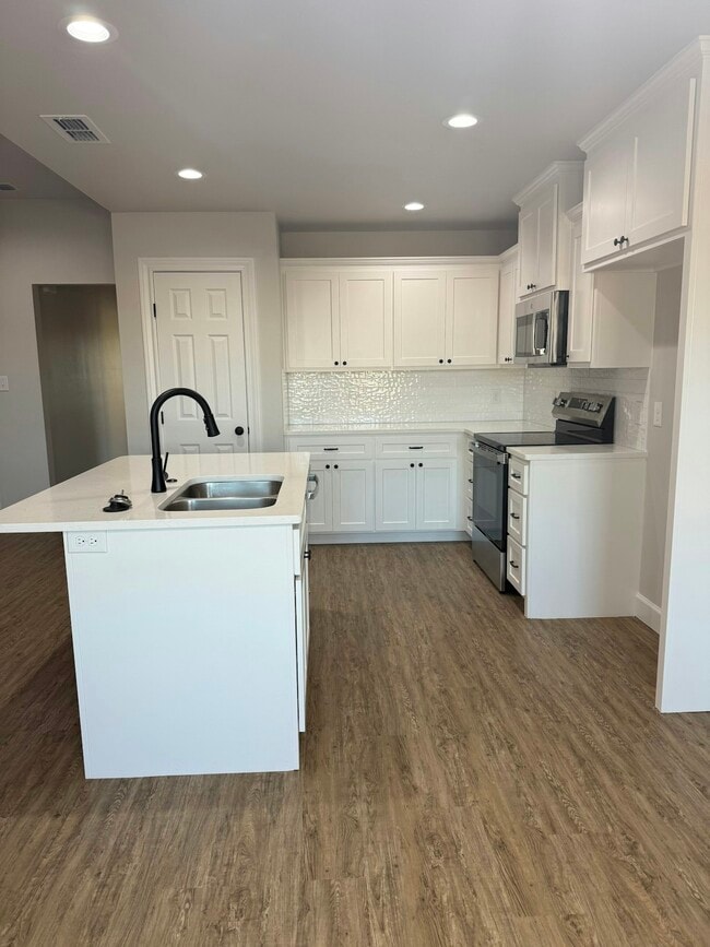 Building Photo - 275 Waterloo Dr