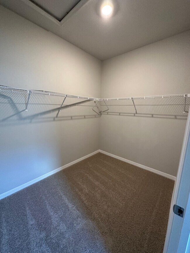 Building Photo - 826 Friendship Cir
