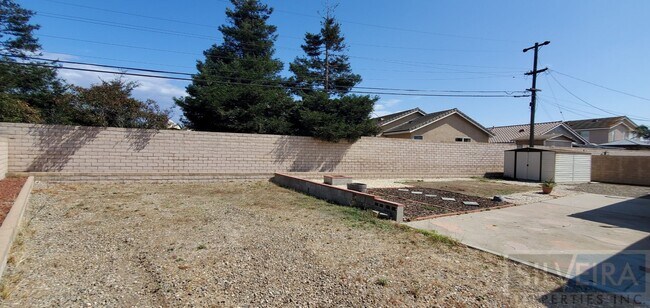 Building Photo - A Comfortable Home awaits the right Tenant!