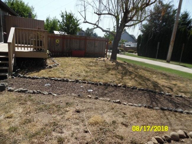 Building Photo - 565 NW Meadows Dr