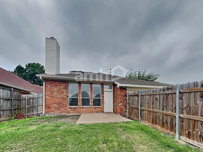 Building Photo - 300 Trailwood Dr
