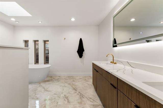 Building Photo - 9415 Hill View Dr