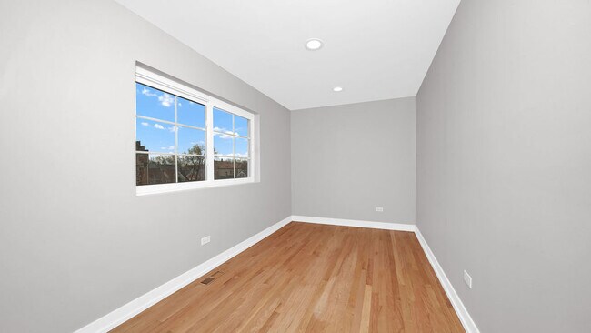 Building Photo - 2704 W 24th Pl