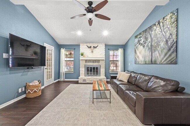 Building Photo - 303 Pin Oak Dr