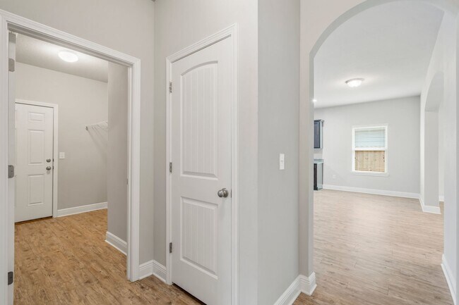Building Photo - For Lease - Executive 3 BR/2 BA Home by No...