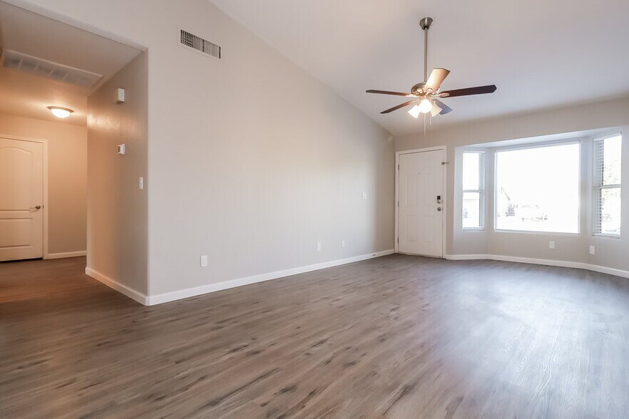 Building Photo - 1611 S 63rd Dr