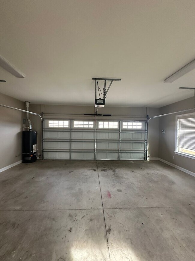 Building Photo - Shell Landing East!!! FRESH PAINT!!! NEW FLOORING!!!