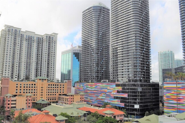 Building Photo - 999 SW 1st Ave