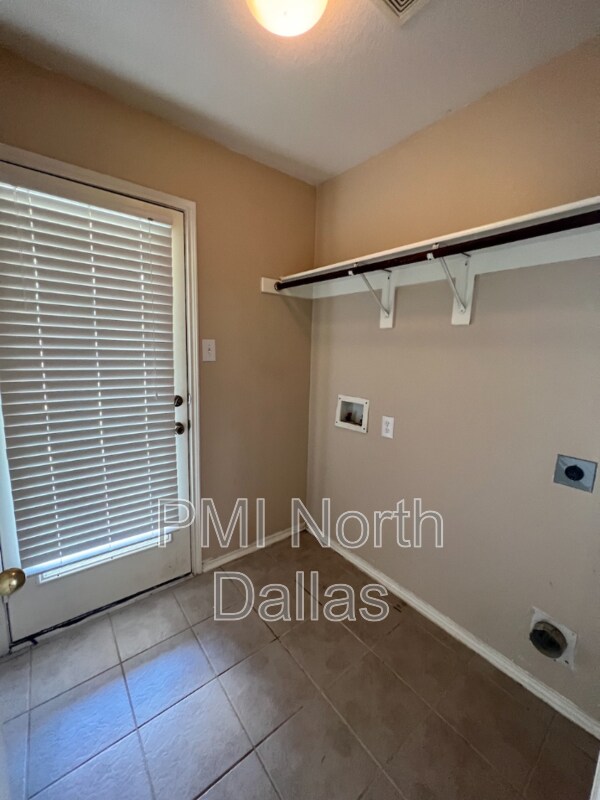 Building Photo - 5812 White Pine Dr