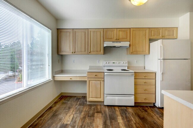 Building Photo - Spacious 2 Bedroom / 2 Bath with Gas Firep...